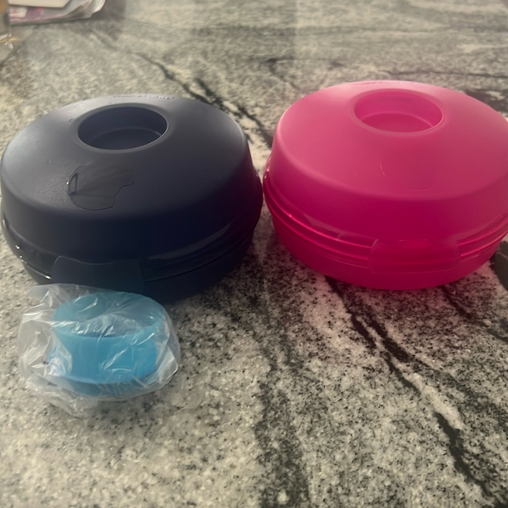 Set of 2 Tupperware round bagel/sandwich keepers with 1 smidget